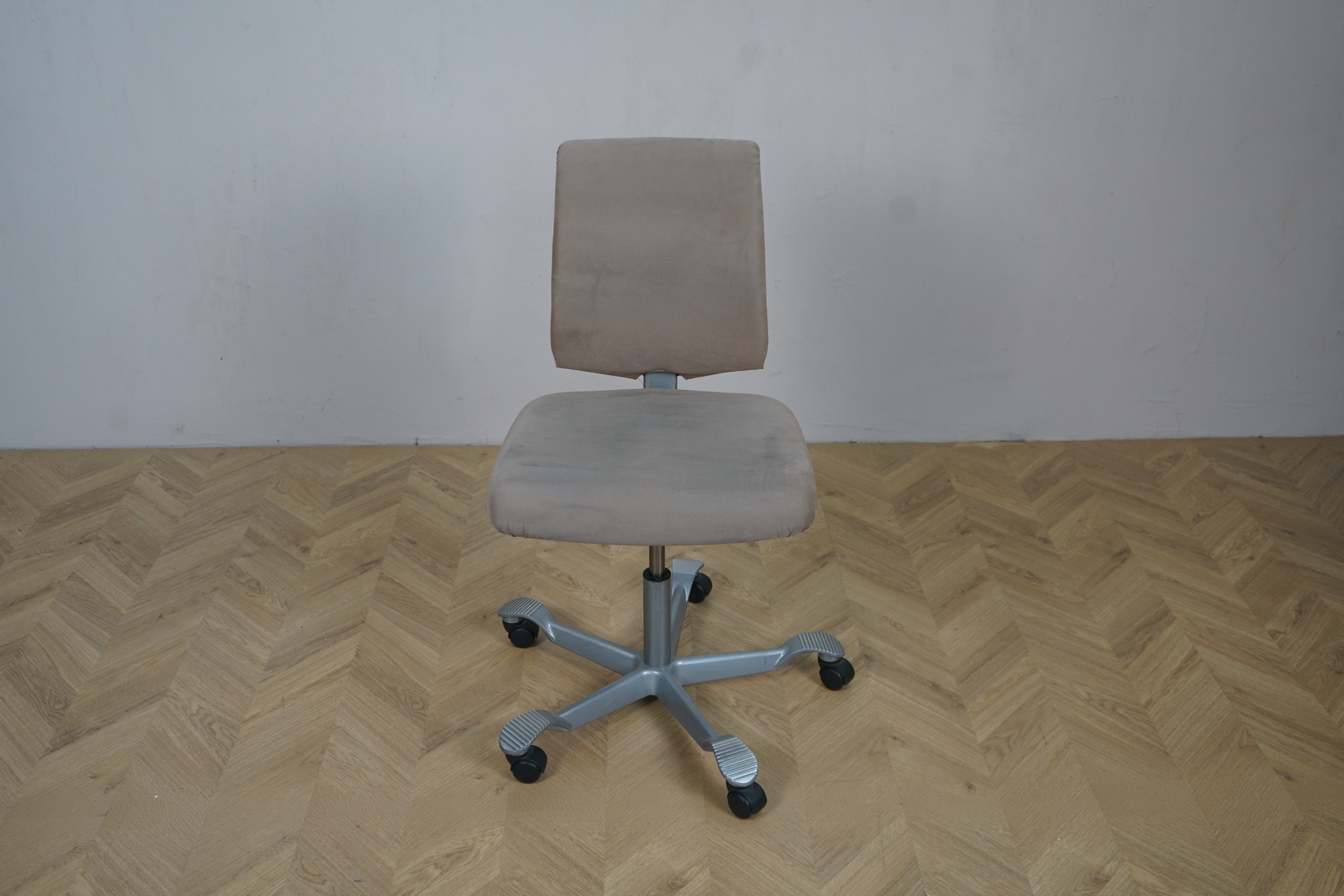 HÅG H05 kontorstol set forfra i lysegrå alcantara med gråt alu-fodkryds